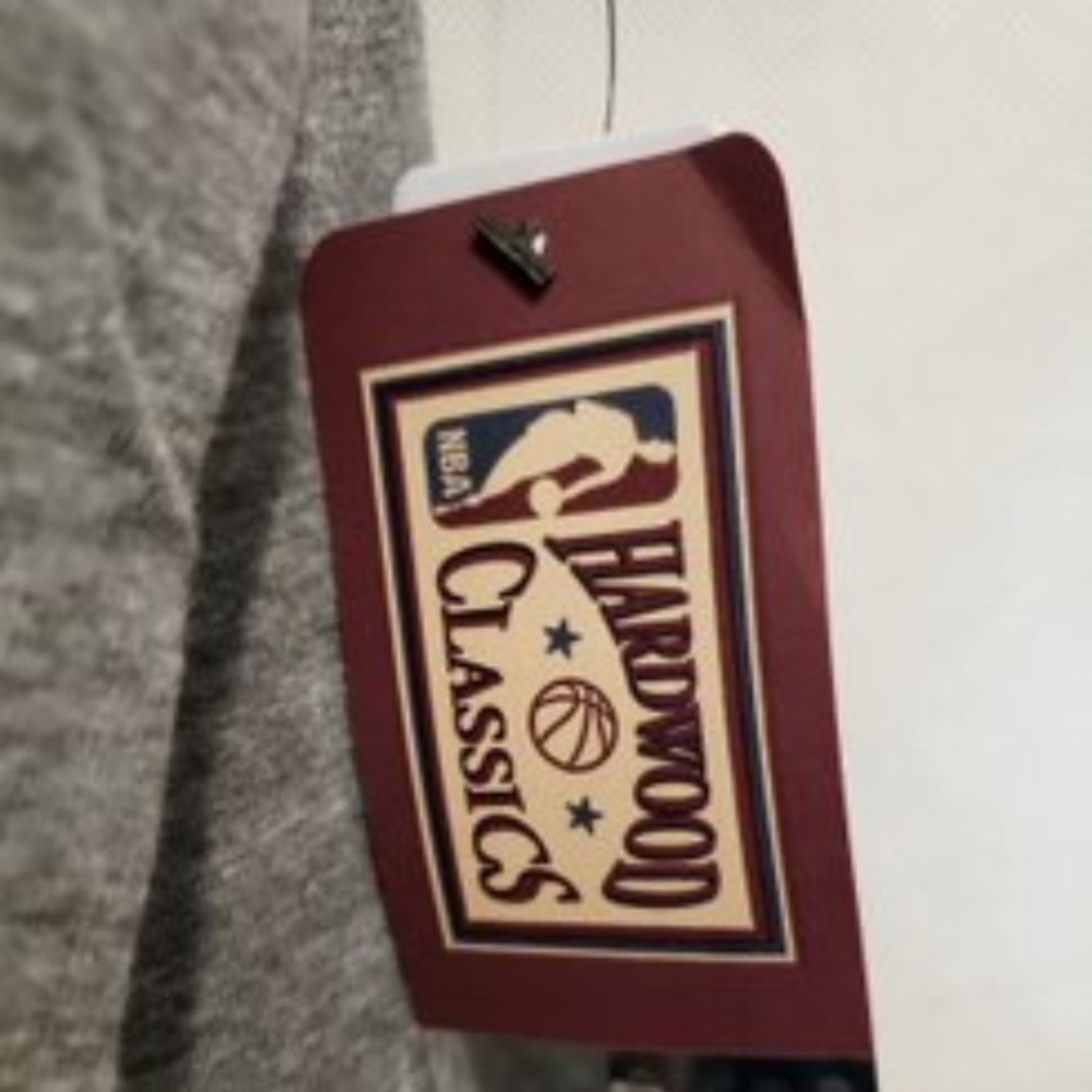 (Bonus Jewelry included ‼️) Women graphic team top - Picture 4 of 6